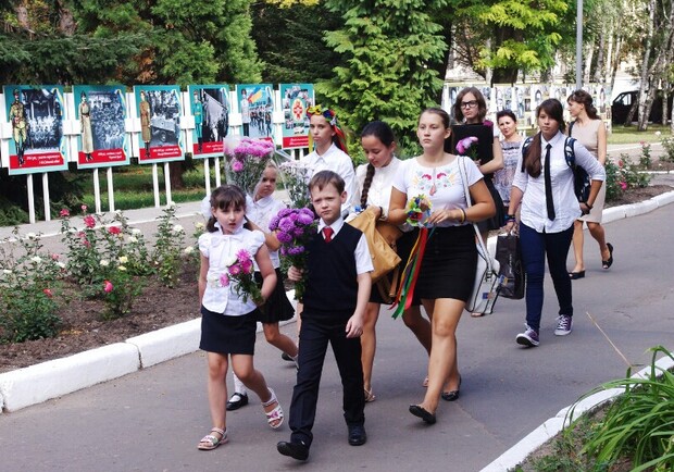 Школьники проведали военных. Фото - mil.gov.ua