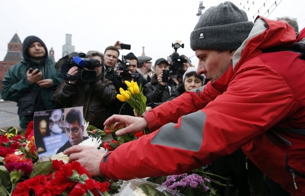 Тысячи людей возложили цветы в Москве. Фото: REUTERS.