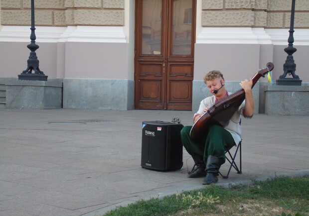 Новость - Люди города - Видеофакт: украинские народные песни возле Оперного