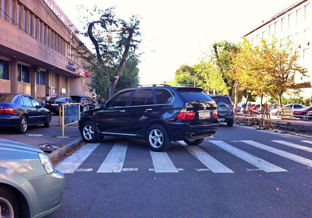 Новость - Люди города - Я паркуюсь как могу: одесские автохамы паркуют авто на зебрах