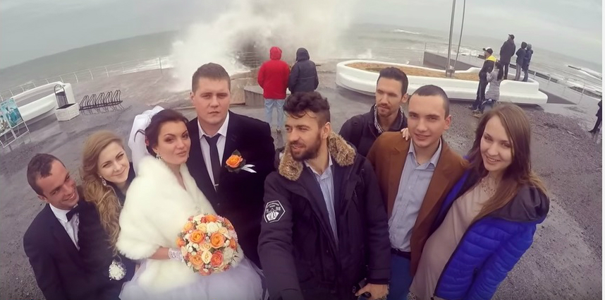 Новость - События - Селфи на фоне волны: в Одессе море "подмочило репутацию" молодоженов