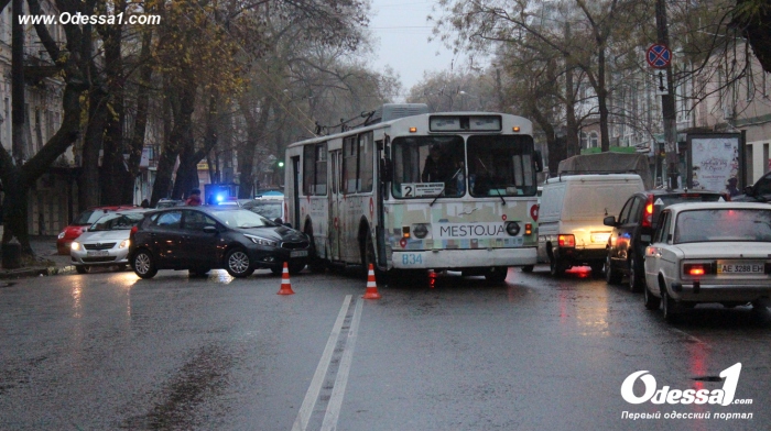 Новость - События - На Успенской троллейбус попал в ДТП