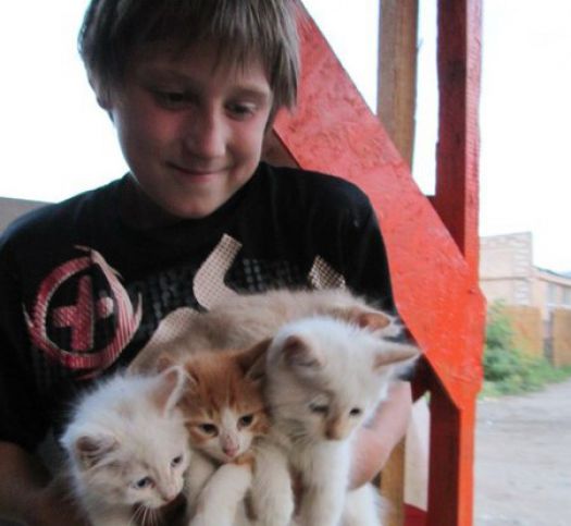Мальчик вынес из горящей квартиры двух собак, кошку и ее котят. Фото: moe-online.ru
