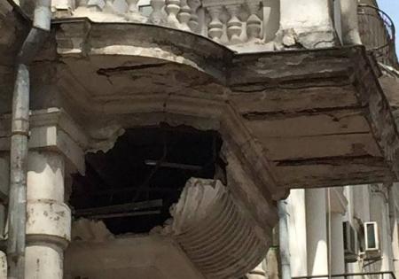 В центре Одессы снова обвалилась часть балкона. Фото: Трасса 95
