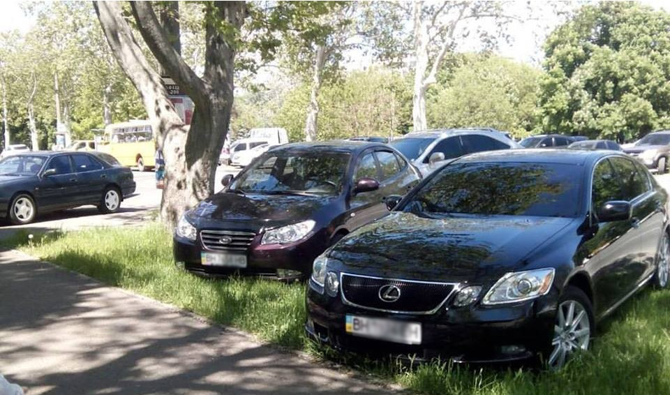 Новость - Люди города - К - культура: одесские водители решили, что им можно парковаться прямо в парке