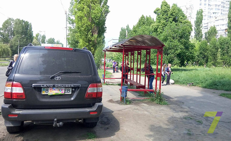 Новость - События - На Таирово автомобиль вылетел на остановку: пострадала женщина с годовалым ребенком