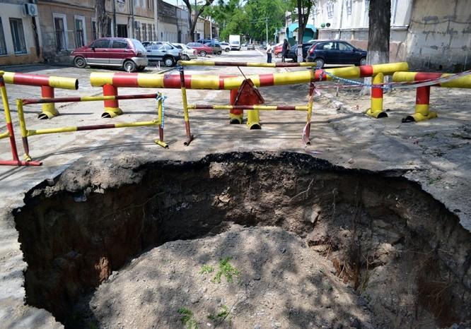 Новость - События - В Одессе на месте вчерашнего фонтана образовался огромный провал: пострадали 10 машин