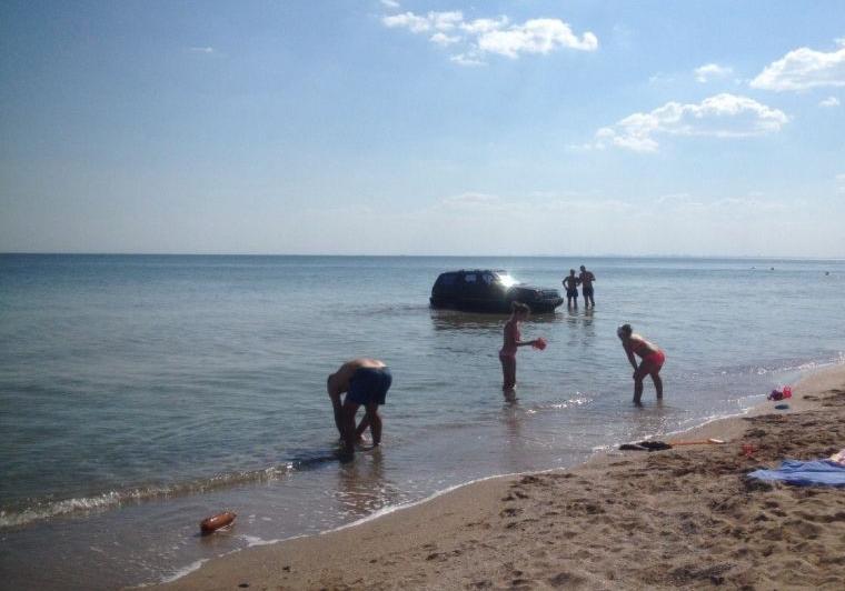 Новость - События - Все ради селфи: под Одессой снова вытаскивали джип из воды
