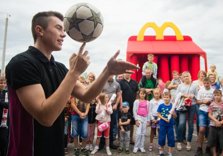 Новость - Досуг и еда - Приходи с детьми: в Одессе пройдет Праздник радости с забавными гигантскими коробками от МакДональдз