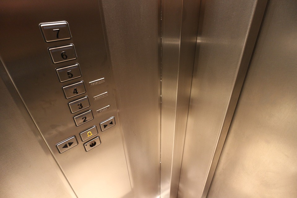 В Одессе мужчина погиб в лифте
