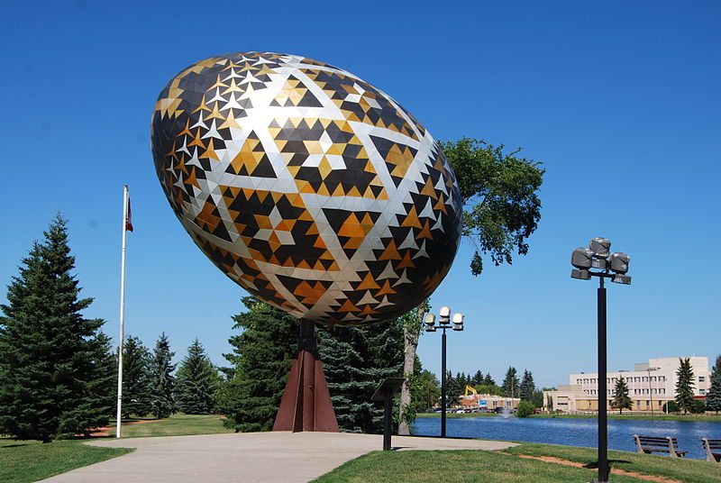 Это двенадцатиметровое пасхальное яйцо находится в Канаде в городе Вергевиль. 
