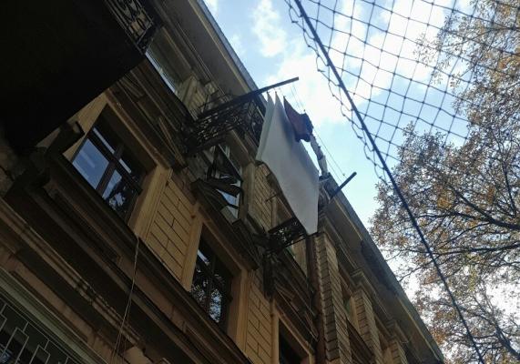 Вот тут был балкон. Фото: Одесский паблик 