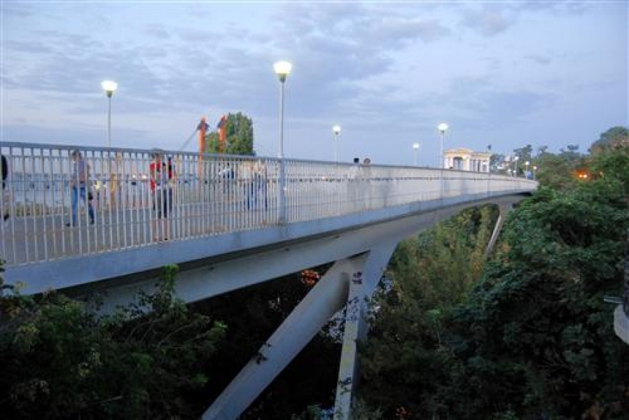 Новость - События - В Одессе мужчина спрыгнул с Тещиного моста