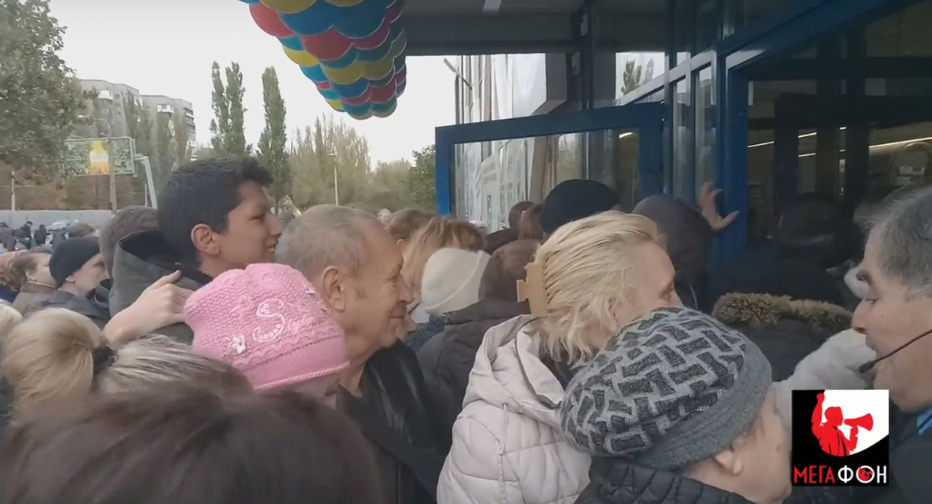 Новость - События - Одесситы штурмовали магазин ради бесплатной еды: смотри видео