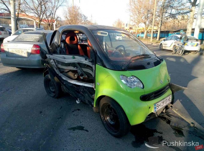 Новость - События - В Одессе снова ДТП: Smart разворотило от удара об Renault