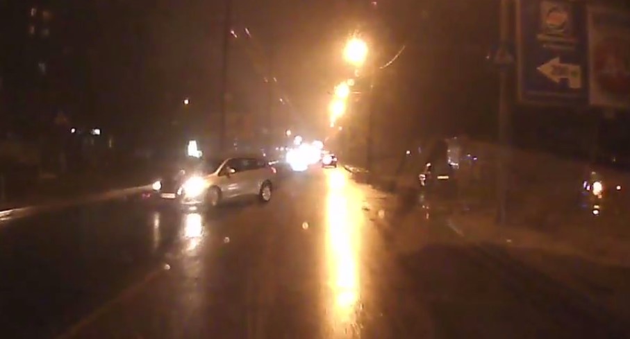 Новость - События - На Таирова сбили человека на пешеходном переходе: опубликовано видео