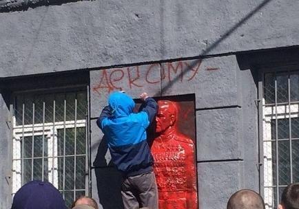 Новость - События - Вандализм: в Одессе изуродовали мемориальную доску маршалу Жукову