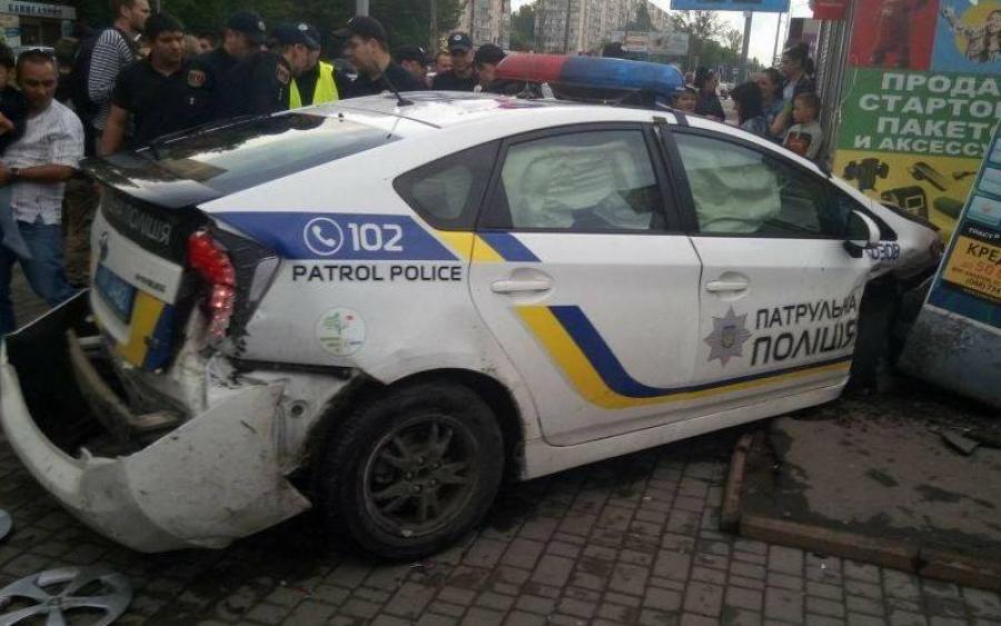 Новость - События - В Одессе полицейские въехали в магазин: пострадали две девушки