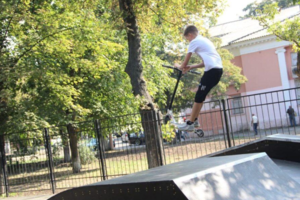 Современный и с трамплинами: в Одессе открыли новый скейт-парк фото 1