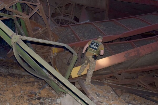 Огромная воронка и разрушения: последствия вчерашнего ракетного удара по Одесской области фото 5