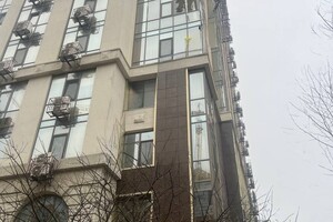Атака Одессы: обломки ракеты повредили недострой, пострадали несколько высоток фото 3