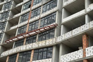 Атака Одессы: обломки ракеты повредили недострой, пострадали несколько высоток фото 4