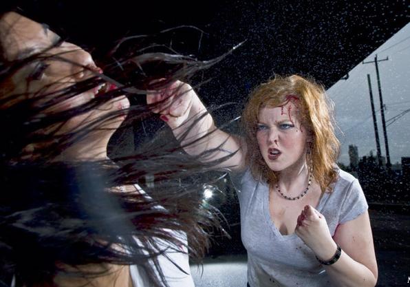 Крики и плач: в автобусе произошла драка между контролером и пассажиркой (видео)