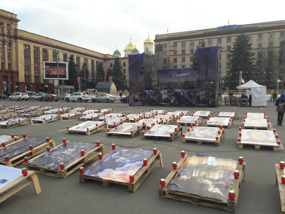 Герои не умирают: в центре разложили фотографии трагических событий на Майдане
