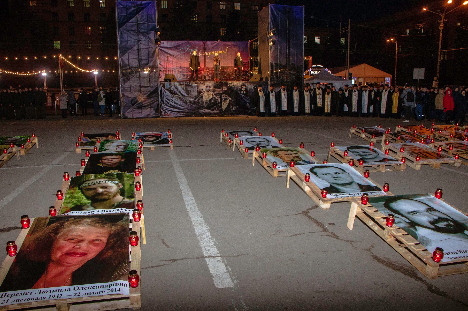 Атмосферное и трагичное мероприятие: смотри, как в центре почтили память героев Небесной сотни (фото)