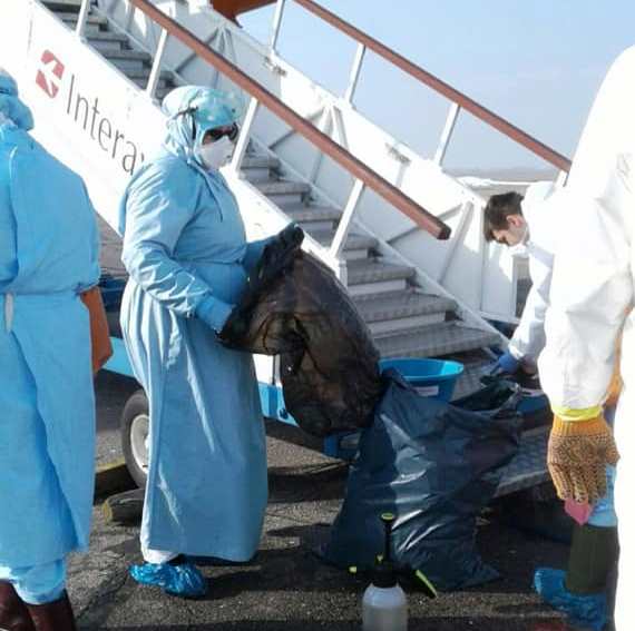 Фотофакт: как в Харькове дезинфицировали самолет после эвакуации украинцев из Уханя