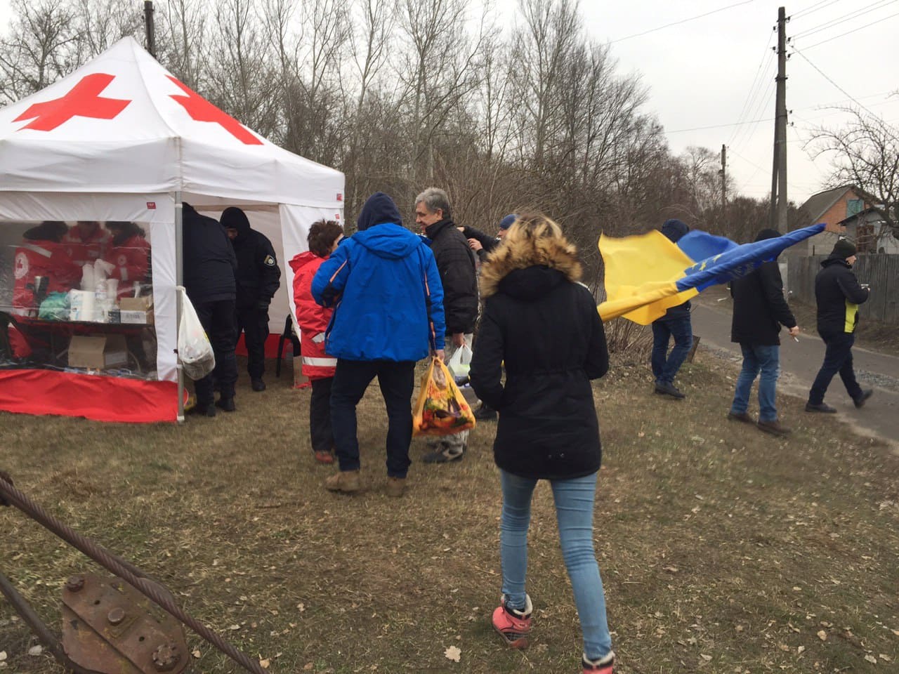 В чем причина: в Новых Санжарах не взяли продукты для эвакуированных, привезенные харьковчанами