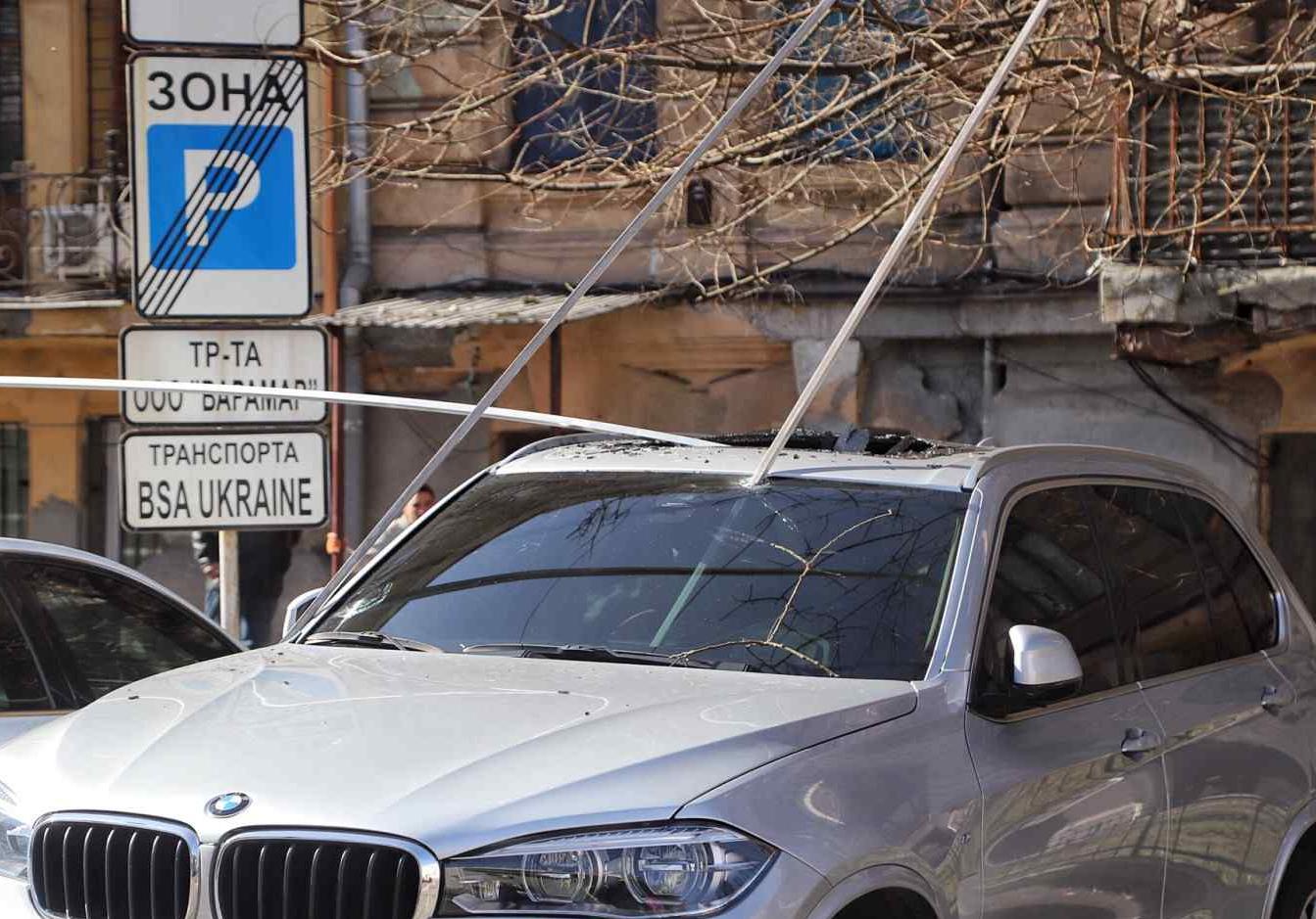 Появилось видео, как в Одессе автомобиль прокололи штыри  Фото: Думская 