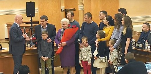 Многодетная семья получила в Одессе квартиру Фото: Многодетная семья 