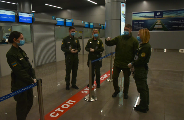 В Одесском аэропорту начали проверять всех прибывающих пассажиров Фото: пресс-служба ОГА. 