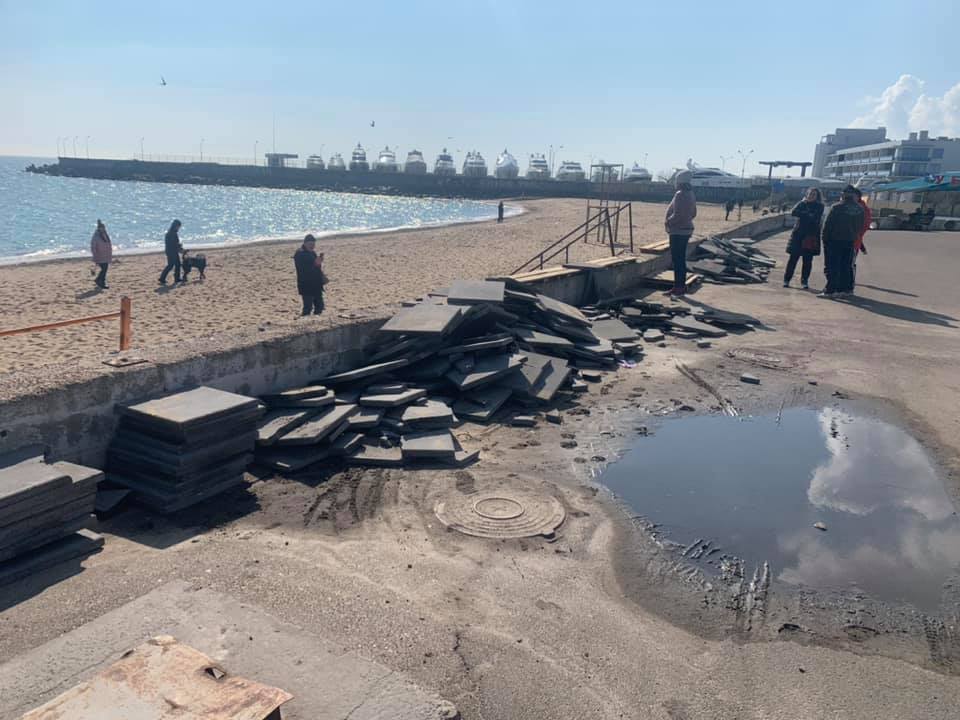 Активисты убрали настил на пляже Черноморска Фото: Демьян Ганул 