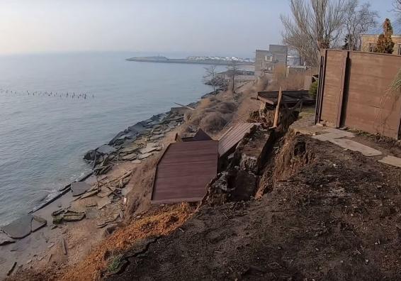 В Черноморке частный дом повис над обрывом