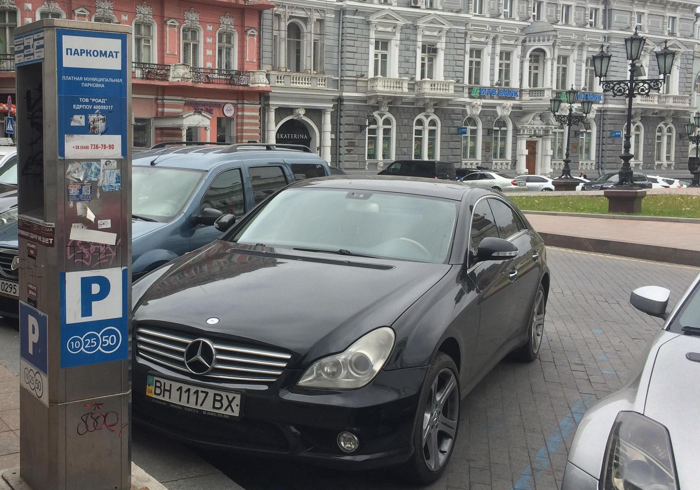 В Одессе незаконно взимают плату за парковку. Фото Одесской жизни