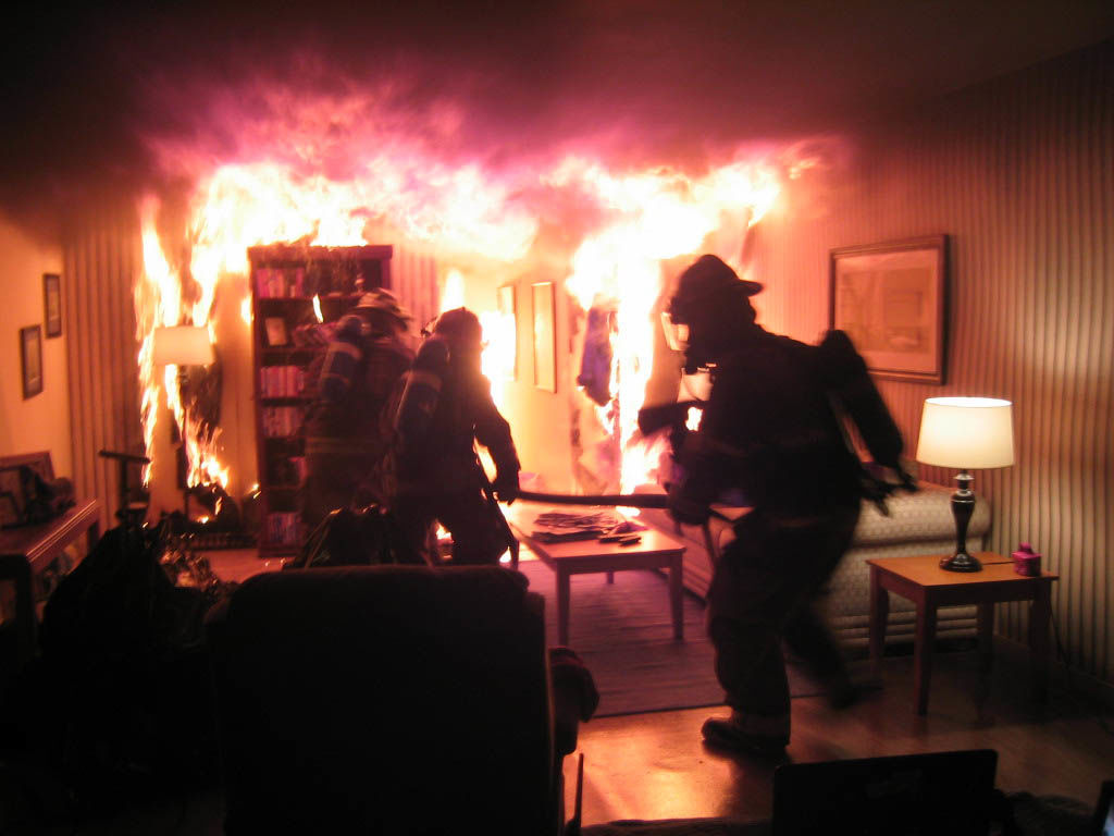 Пожарные вынесли из огня хозяина жилья Фото: News One