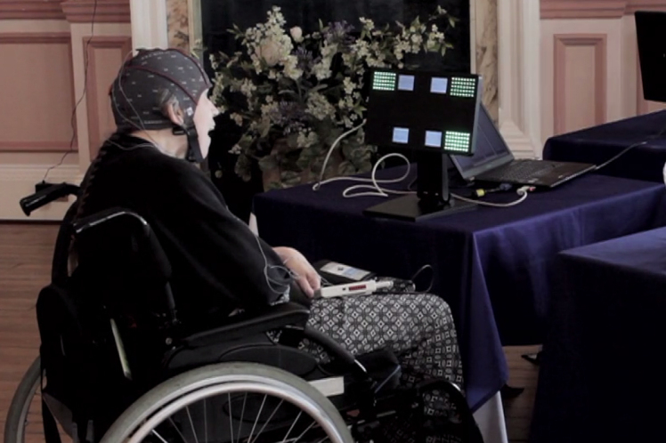 Парализованная скрипачка снова заиграла используя новейшие технологии
