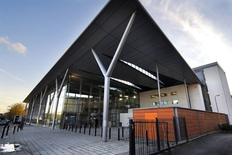 Общественность негодует: администрация Хакни начала взимать взнос за вход в развлекательный центр