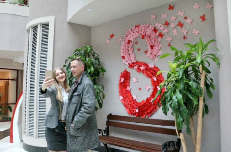 Как смогли: в Соломенской РГА открыли фотозону к 8 марта