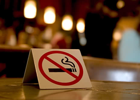 Курящим теперь придется искать специальные места, либо нарушать закон. Фото - spain-del.ru