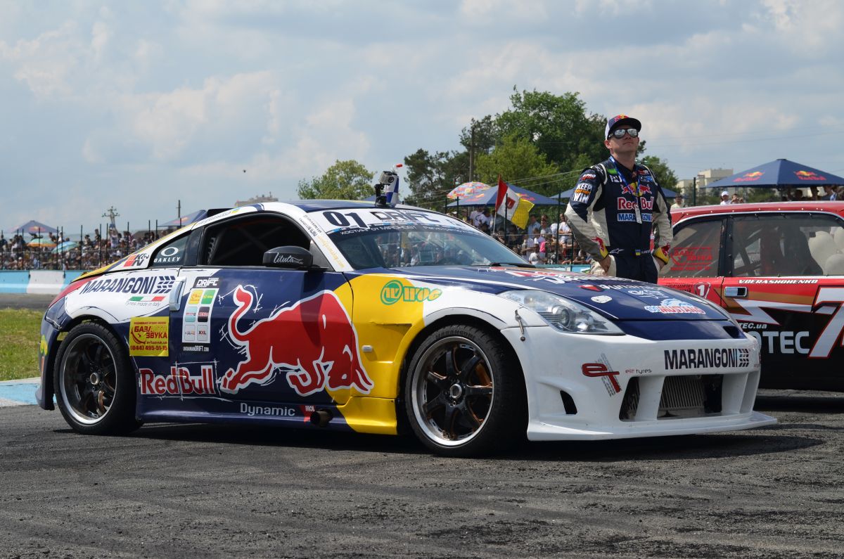 Дрифт-шоу: рев моторов и дым из-под колес. Много фото