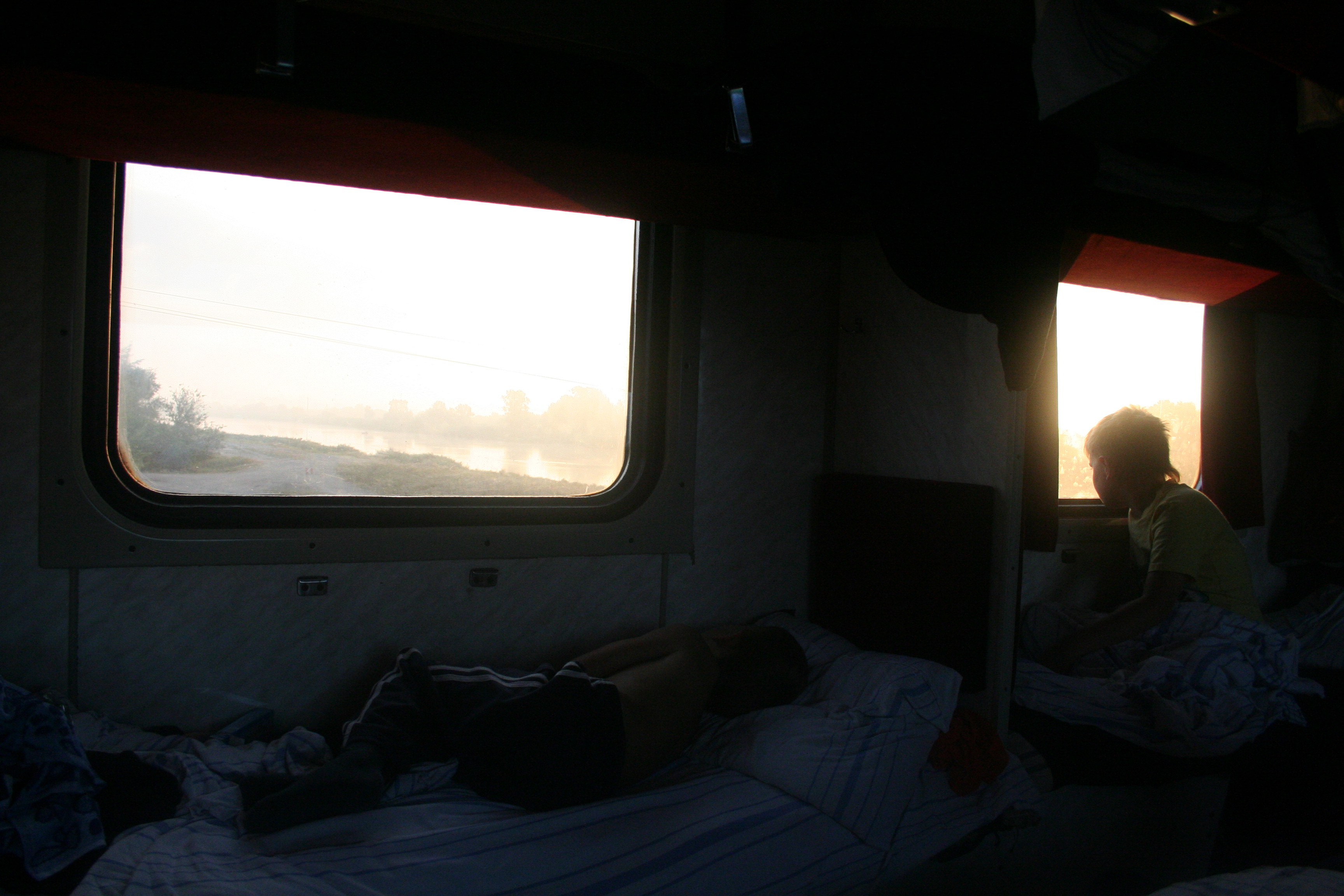 Невкусный чай и храпящие соседи: 