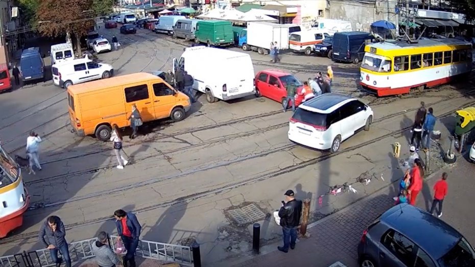 В районе Привоза женщина за рулем заблокировала движение трамваев