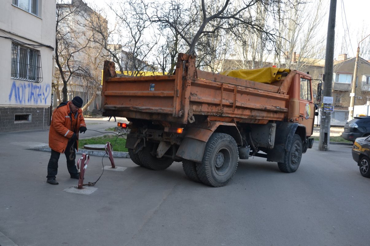 В Одессе коммунальщики демонтировали незаконные юнипаркеры Фото: КП «Городские дороги»