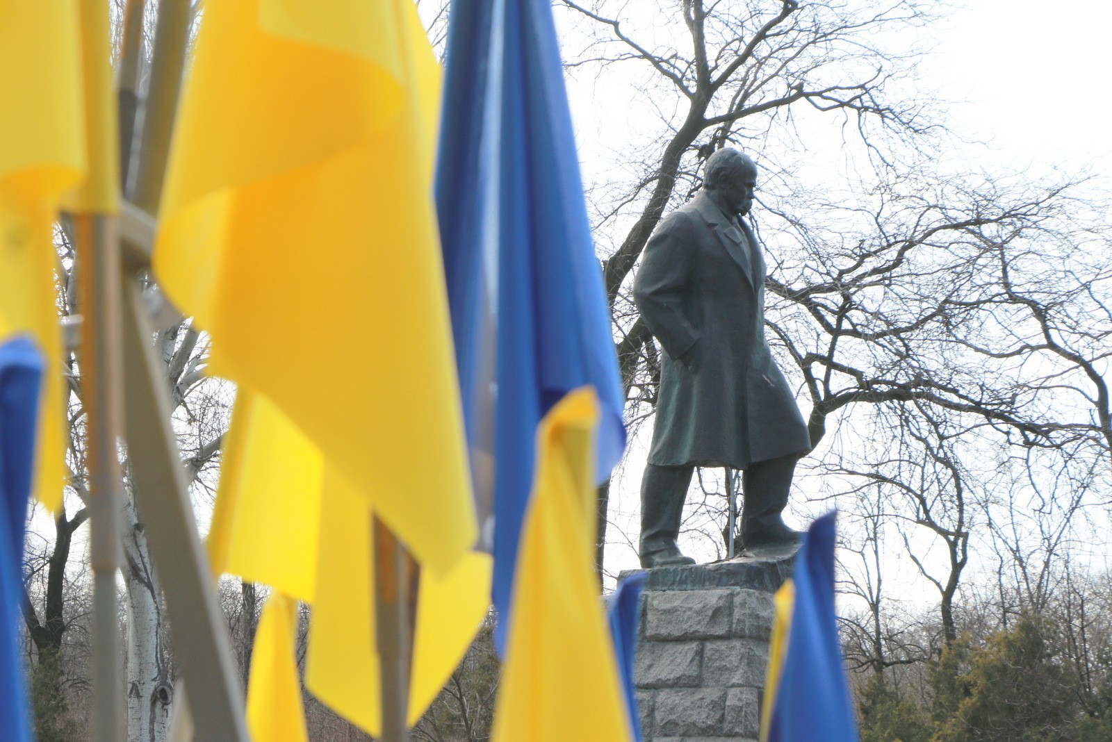В парке Шевченко возложили цветы к памятнику Великому Кобзарю. Фото с сайта горсовета