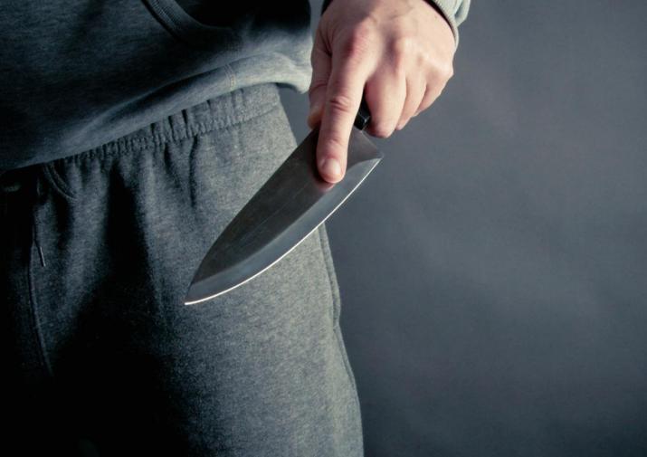 На Таирова мужчина получил нож в спину от знакомого 