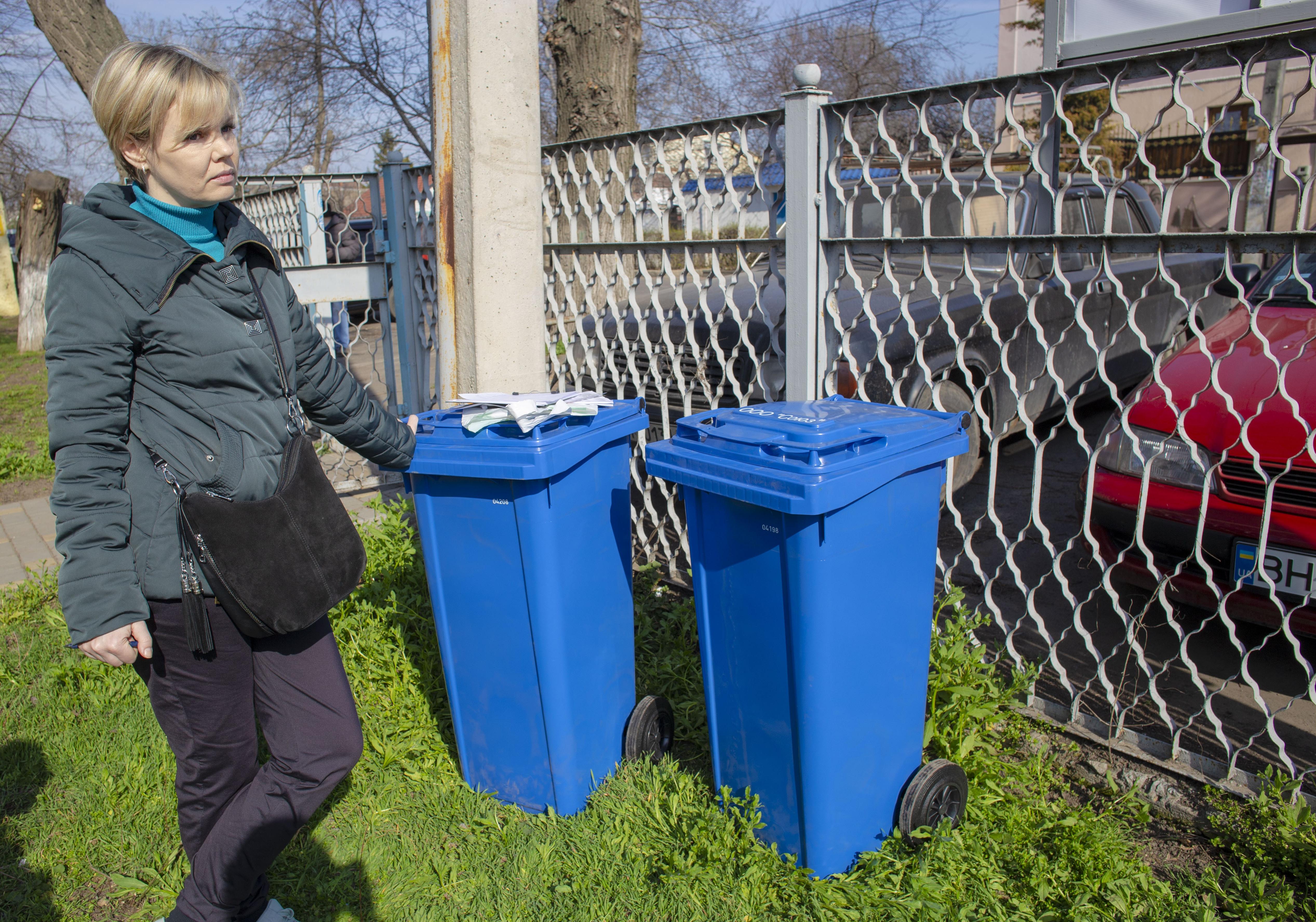 Жителям Чубаевки коммунальщики раздали индивидуальные баки для вывоза мусора Фото: УСИ