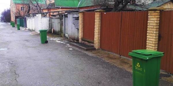 Не ходи к многоэтажкам: в частном секторе на Печерске установили мусорные баки